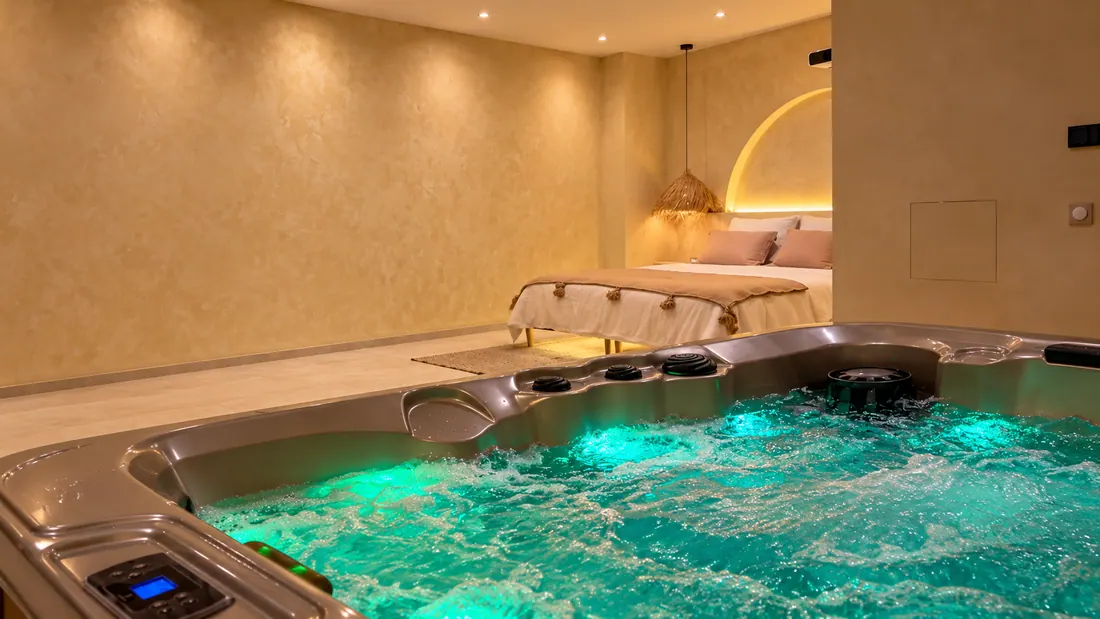 ORA SPA – Nouvel accueil. Suite ORA SPA avec jacuzzi lumineux et espace nuit, intégrée en bannière