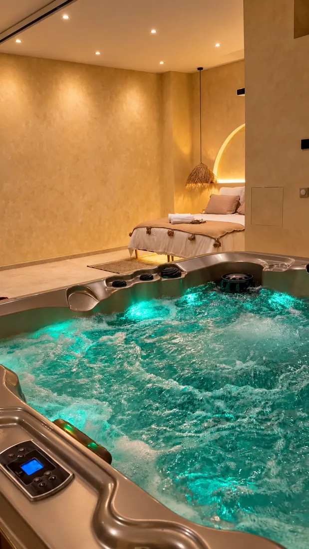 ORA SPA – Nouvel accueil. Spa privatif ORA SPA avec jacuzzi et lit, photo style site internet