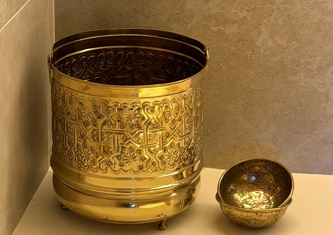 ORA SPA – Nouvel accueil. Seau et bol en laiton traditionnels pour le rituel hammam ORA SPA