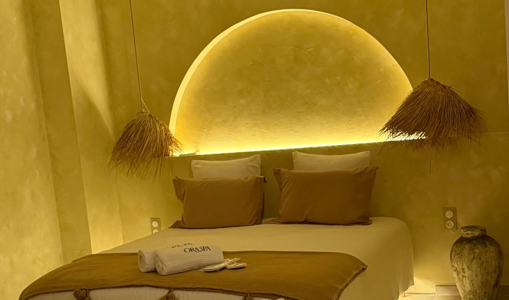 ORA SPA – Nouvel accueil. Lit de la suite ORA SPA, cadrage complet sans table de massage