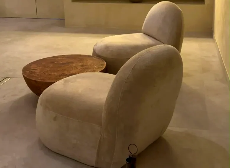 ORA SPA – Nouvel accueil. Espace détente ORA SPA : deux fauteuils beiges et table basse